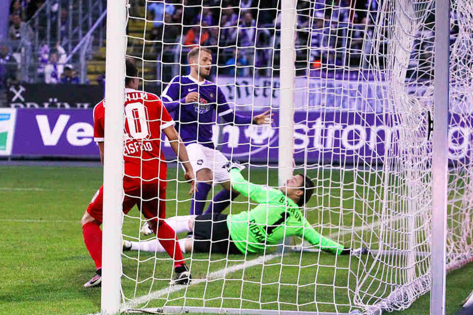 Pascal Köpke (M.) trifft im September 2016 im Trikot des FCE Aue gegen den VfL Bochum.