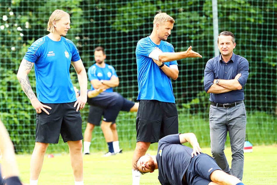 CFC-Sportchef Thomas Sobotzik (r.) beim Trainingsauftakt im Gespräch mit Trainer David Bergner.