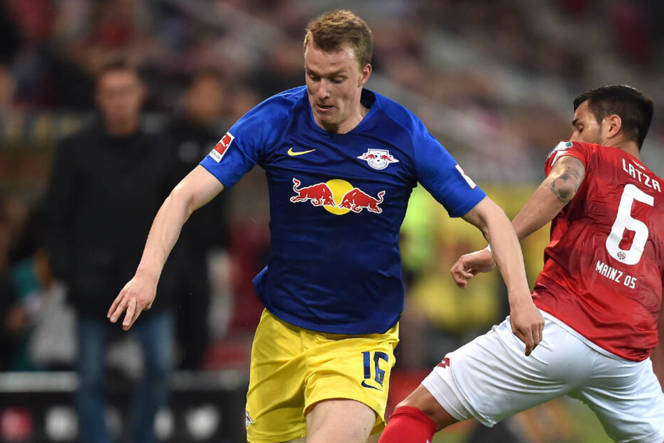 War nach dem unentschieden merkbar enttäuscht: RB Leipzigs Lukas Klostermann, hier im Zweikampf mit dem Mainzer Danny Latza.