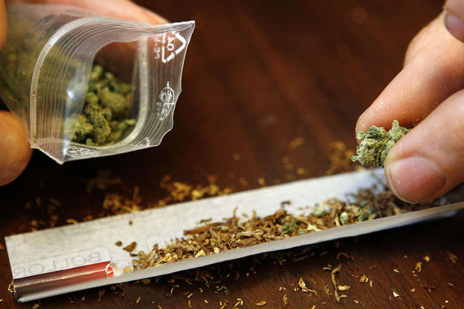 Statt Marihuana, verkaufte der Dealer dem 43-Jährigen Grünschnitt. (Symbolbild)