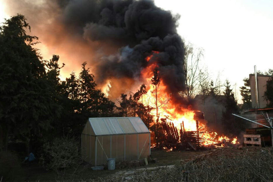 Am späten Dienstagnachmittag war ein Carport in Trebsen in Brand geraten.