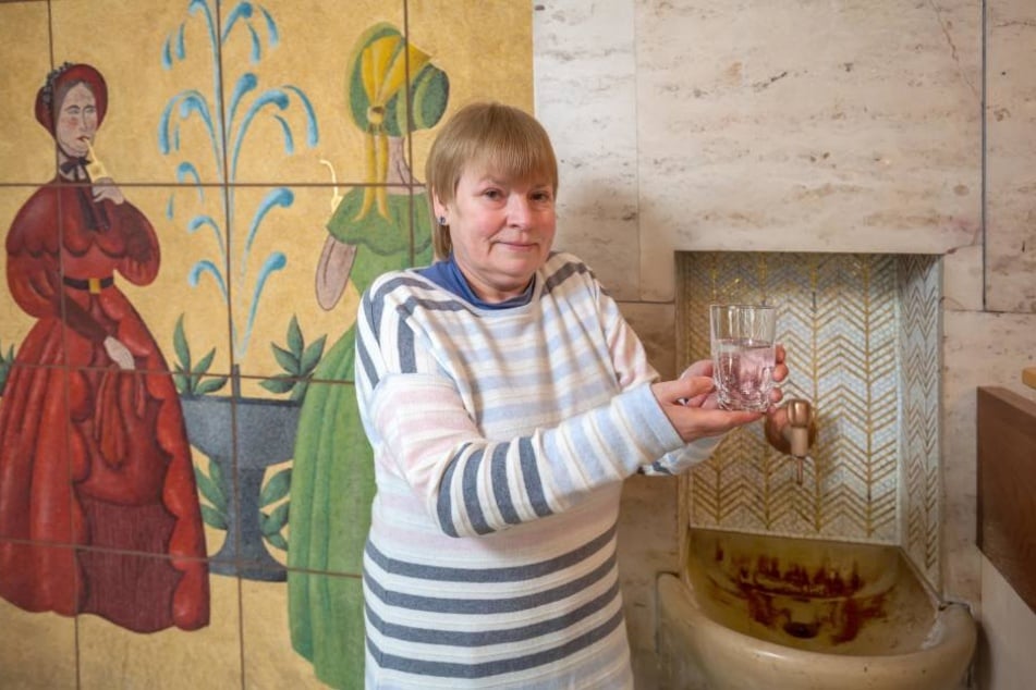 Quellenfrau Ingrid Mootz (61) trägt Streifen. Vor hundert Jahren arbeiteten
Brunnenmädchen noch in Tracht.