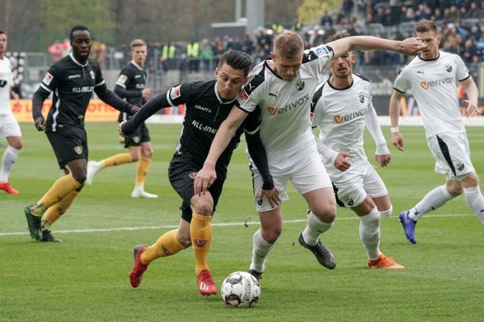 Baris Atik (links) im Zweikampf mit Sandhausens Alexander Zhirov.