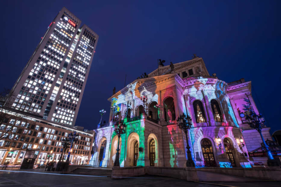 Am Donnerstag gab es an der Alten Oper bereits erste Testläufe zur diesjährigen Luminale.