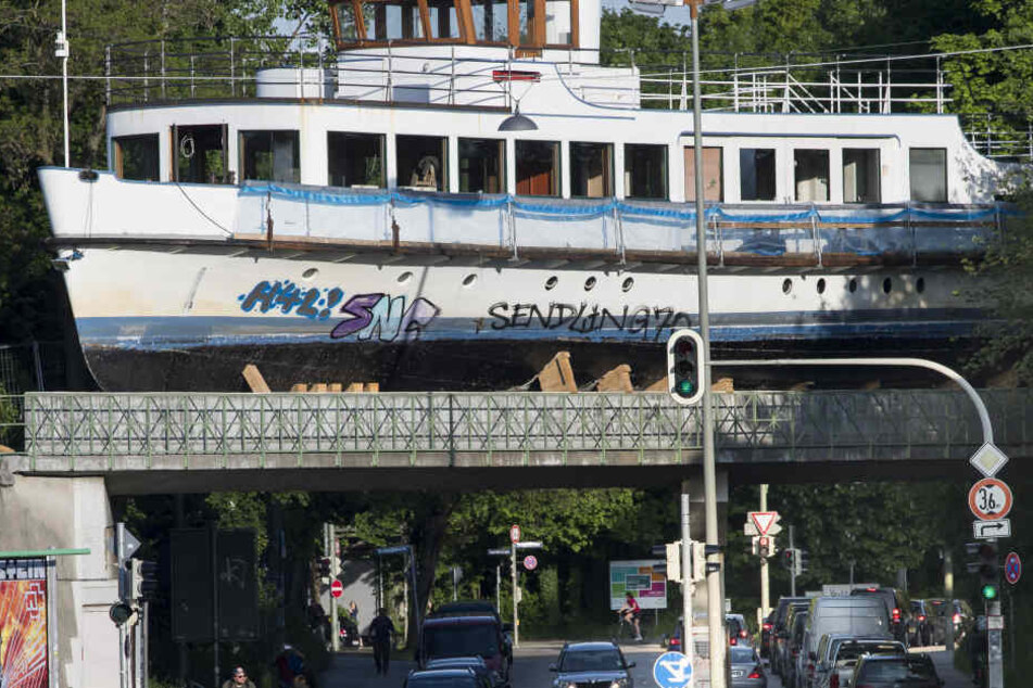 Der ausgemusterte Dampfer auf einem Abstellgleis aus einer Brücke im Stadtteil Sendling