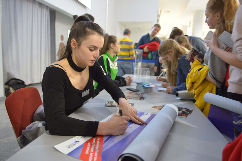 Die Chemnitzer Turnweltmeisterin
Pauline Schäfer (20) in der "Gymmotion"-Pause
beim Autogrammeschreiben.