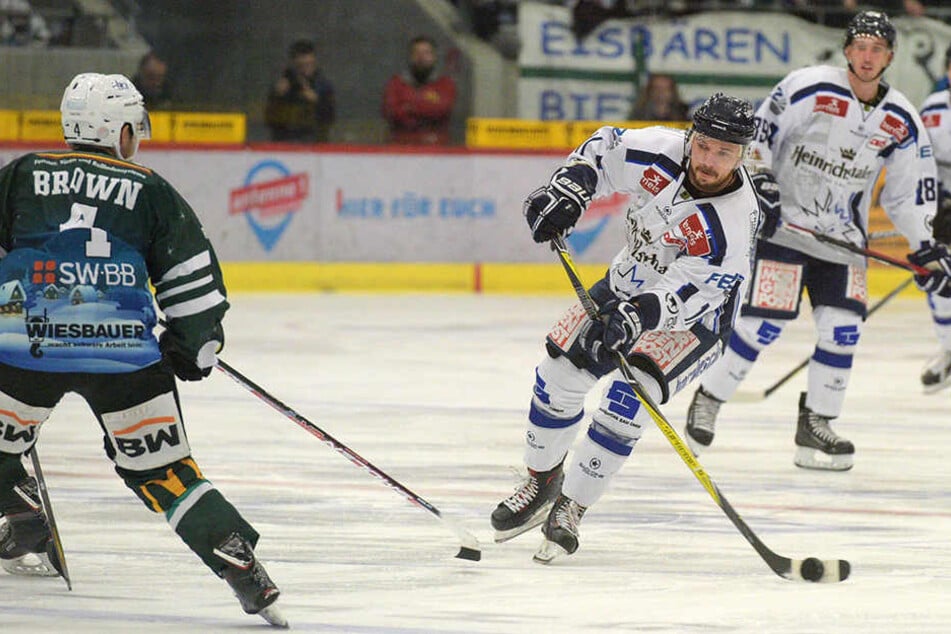 Nicht nur
Eislöwen-Stürmer Steven Rupprich (M.) hatte reichlich Chancen, den Puck
im Tor der Steelers unterzubringen.