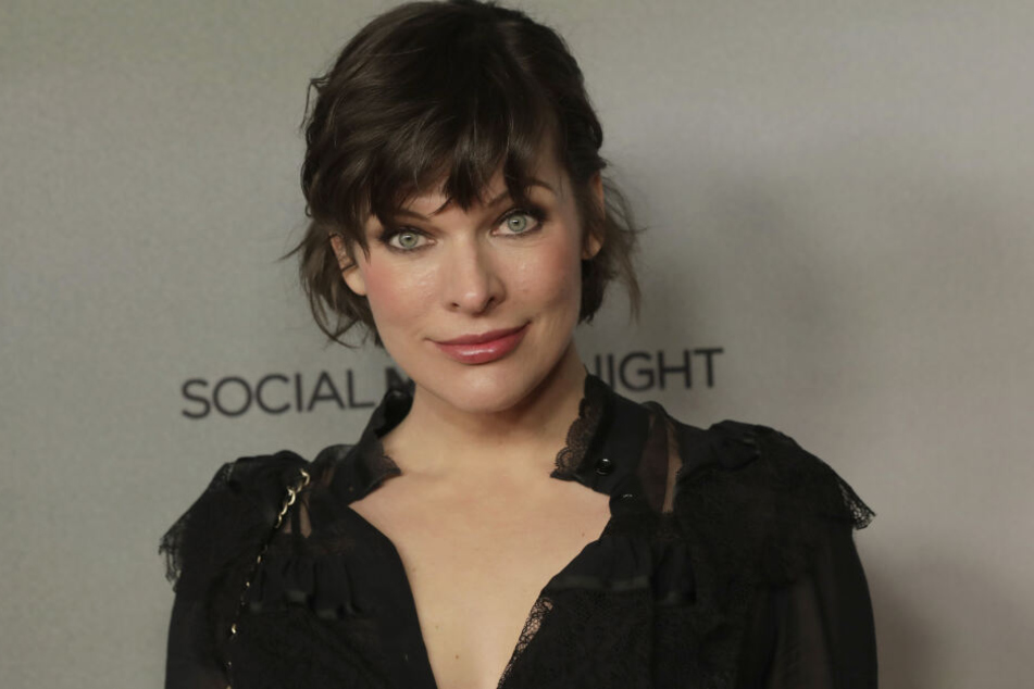 Milla Jovovich (43).