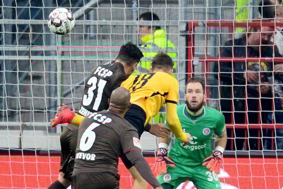 Torwart Robin Himmelmann konnte den Kopfball von Dresdens Jannik Müller nur hinterher schauen.