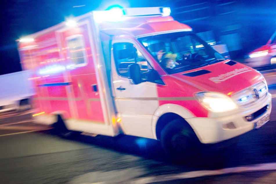 Eine Fußgängerin wurde in Nürnberg von einem BMW erfasst und verletzt. (Symbolbild)