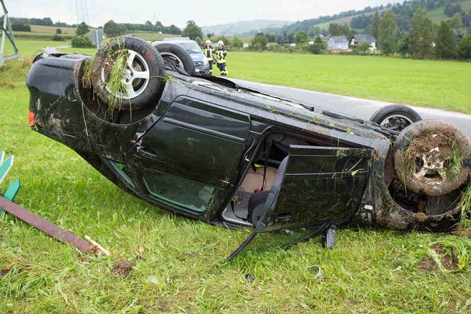 Der Audi überschlug sich und landete auf dem Dach.