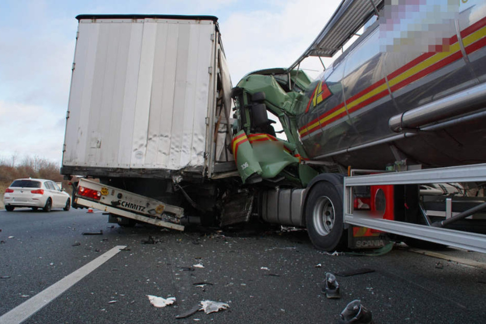Der Fahrer musste aus dem völlig zerstörten Führerhaus befreit werden.
