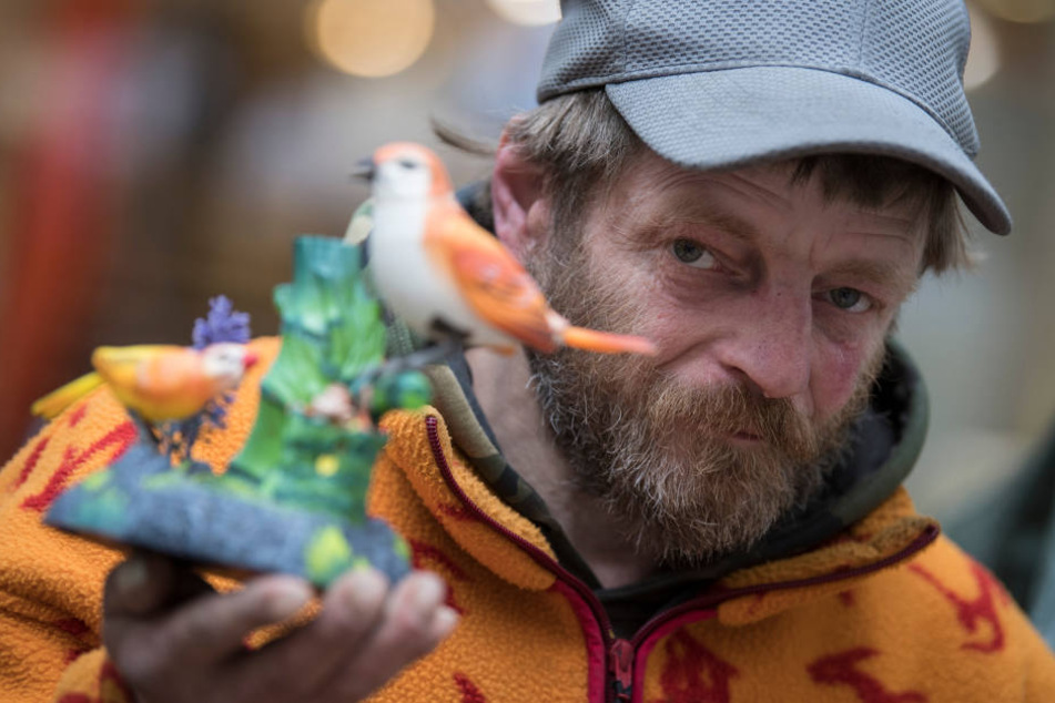Der Obdachlose Reiner Schaad baut jeden Tag in Frankfurt seine Spielsachen auf.