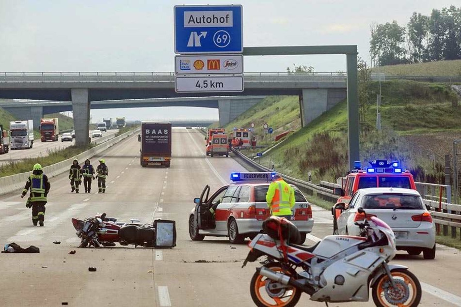 Rettungskräfte stehen am 5. September bei Burgau auf der A8. Ein Gaffer filmte einen sterbenden Biker und wurde nun zu einer hohen Geldstrafe und Fahrverbot verurteilt.