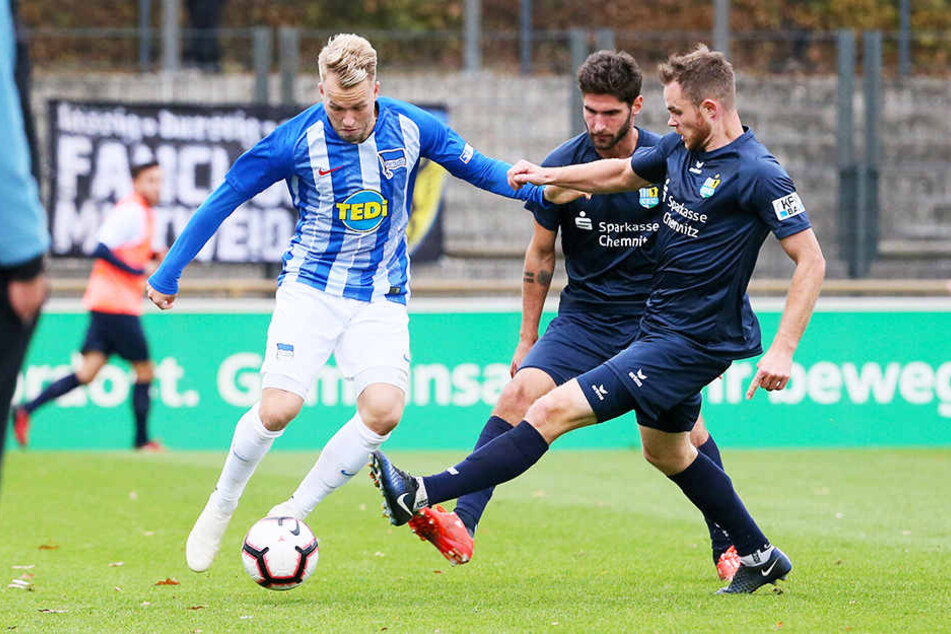 Pascal Köpke (l.) für die "U23" der Hertha im Regionalliga-Duell mit dem Chemnitzer FC im Kampf um den Ball mit Tobias Müller (r.) und Niklas Hoheneder.