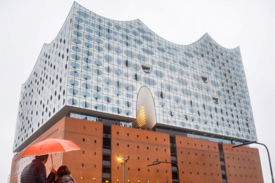 Trotz des Regens lockt die Elbphilharmonie Besucher an.