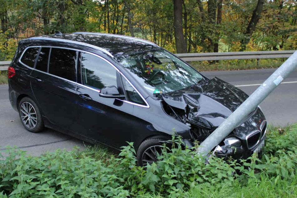 Bis zur Hälfte hat sich die Laterne in den Motorraum des BMW gebohrt.