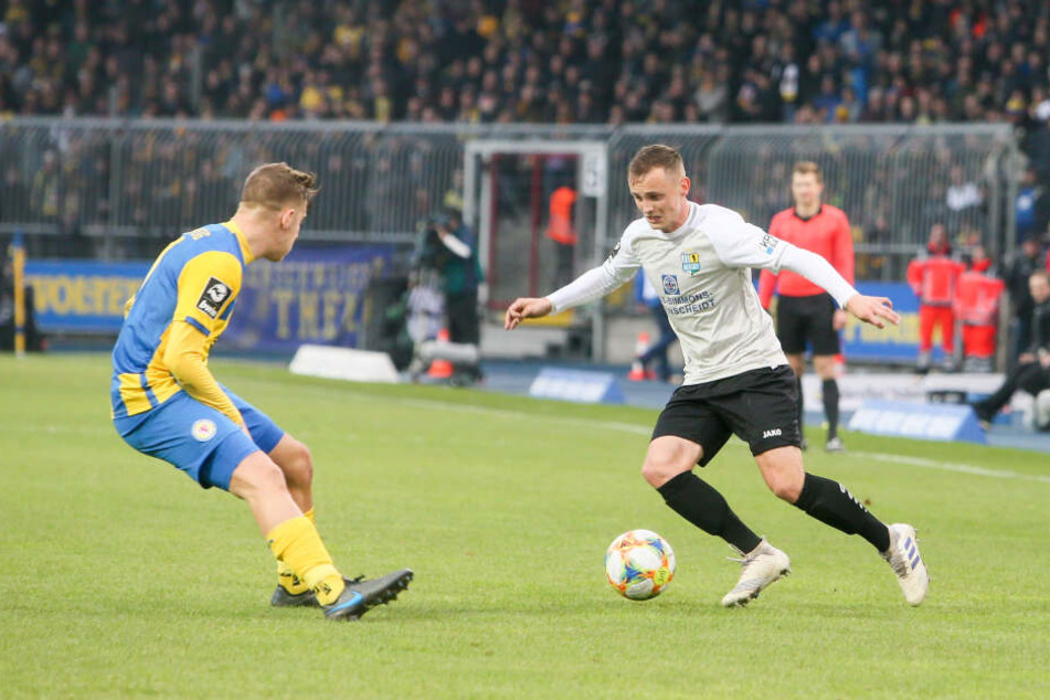 CFC-Stürmer Nils Blumberg im Zweikampf mit Martin Kobylanski.