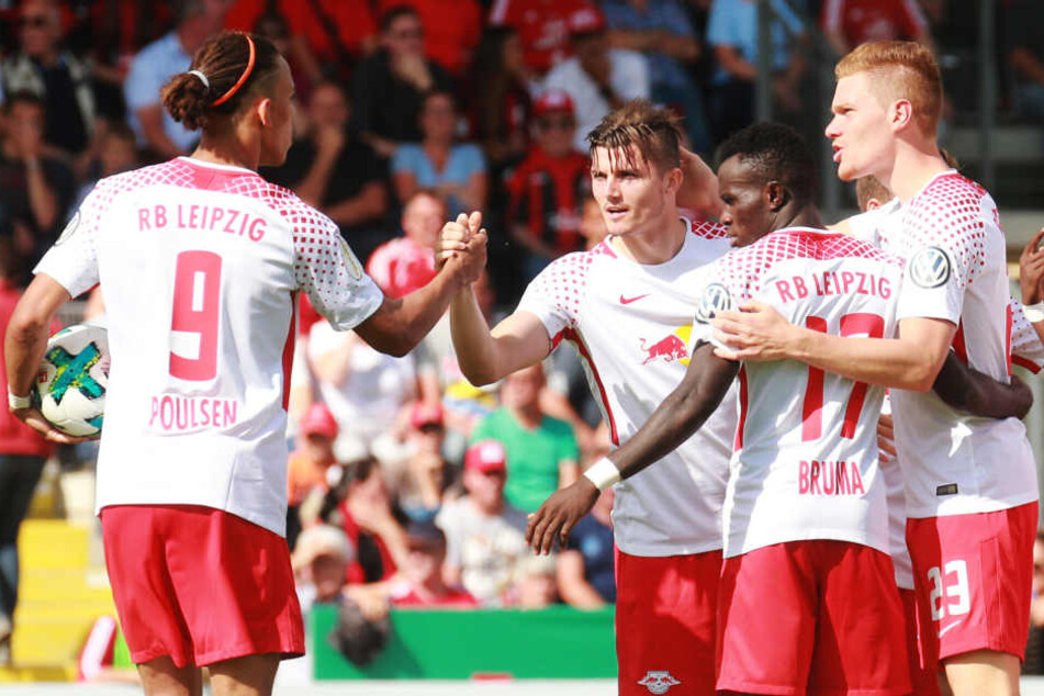 Poulsen (li.) und Sabitzer (2.v.l.) sorgten für einen nie gefährdeten 5:0-Erfolg für RB Leipzig gegen Sechstligist Dorfmerkingen.