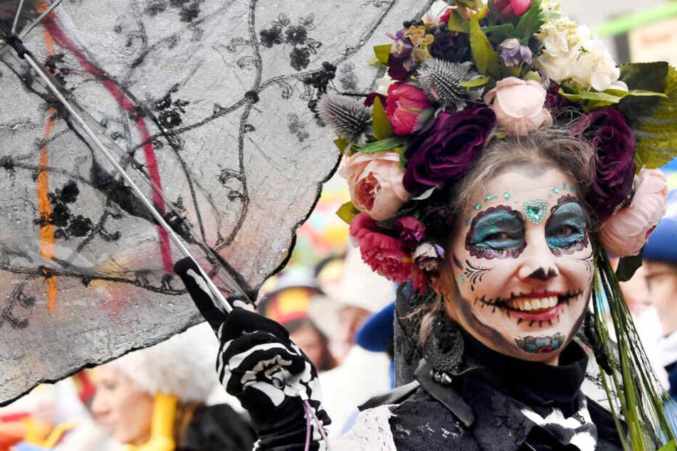 Karnevalisten ziehen beim Rosenmontagszug durch Marne. Der närrische Tag gilt als absoluter Höhepunkt des Straßenkarnevals in Schleswig-Holstein.
