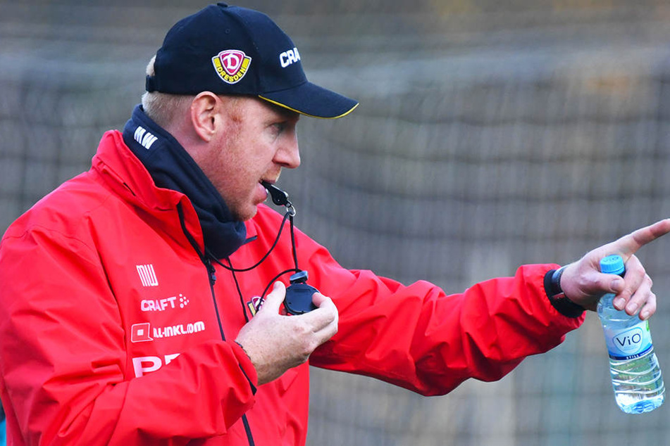 Dynamo-Cheftrainer Maik Walpurgis nahm in dieser Woche die Zügel selbst in die Hand. Mit Trillerpfeife, Stoppuhr und Trinkflasche leitete er das Training.