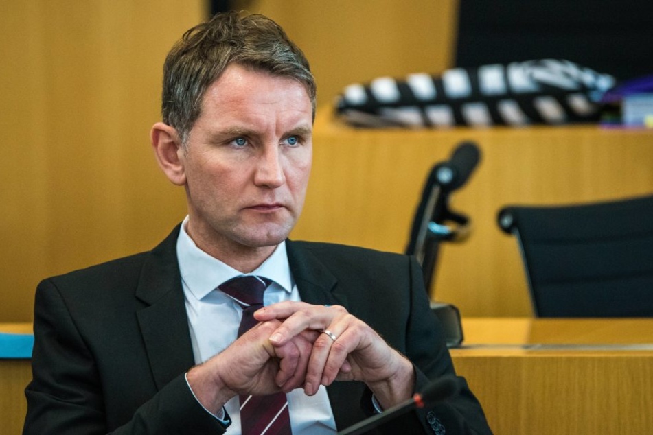Für Björn Höcke (44) wird die Luft nach seiner umstrittenen Dresden-Rede immer dünner.