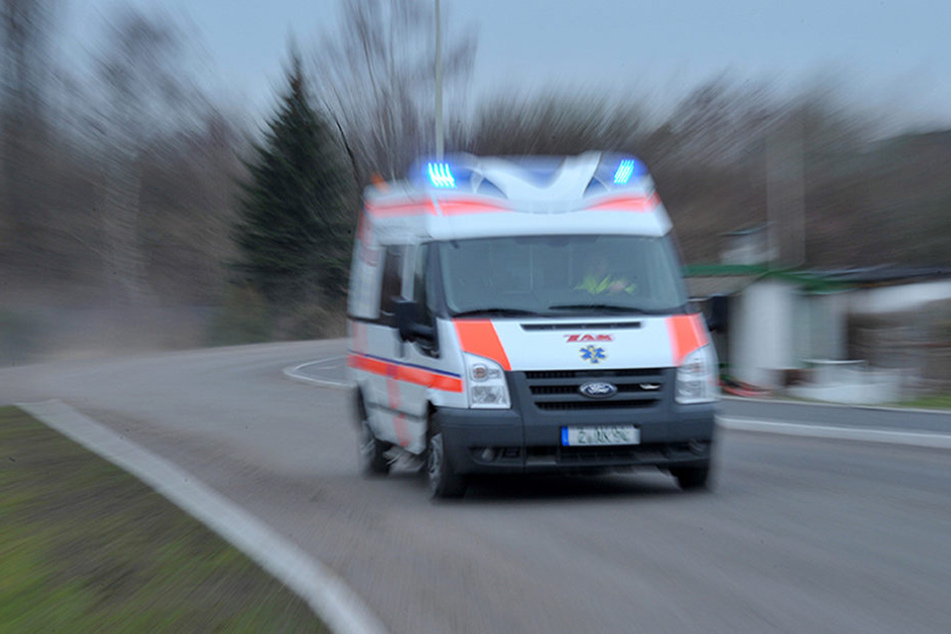 Am Freitagabend wurde der Mann (58) in einer Rechtskurve von einer Straßenbahn erfasst. (Symbolbild)