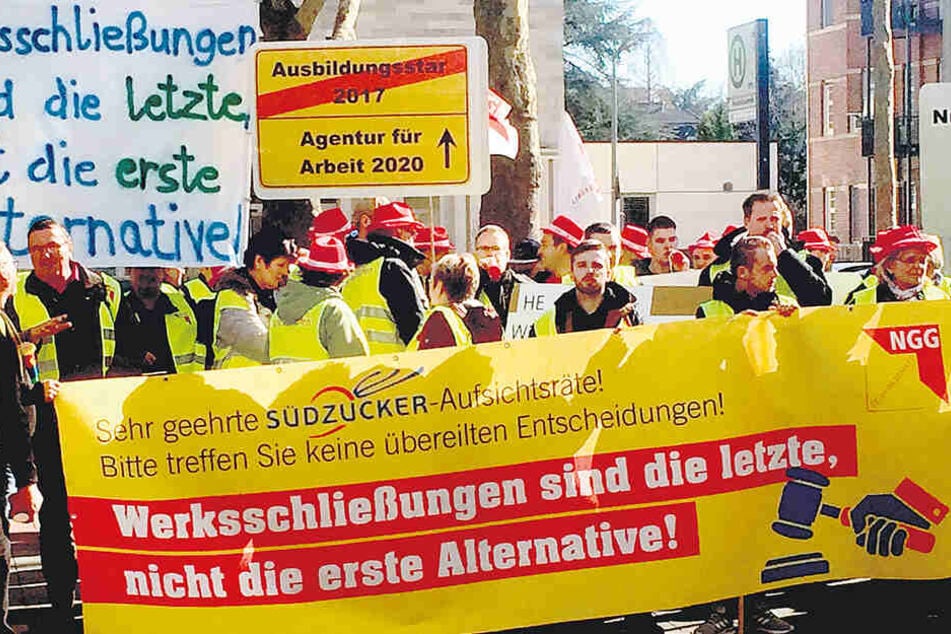 Mitarbeiter von Südzucker demonstrierten am Montag vor der Konzernzentrale in Mannheim gegen die geplanten Werksschließungen.