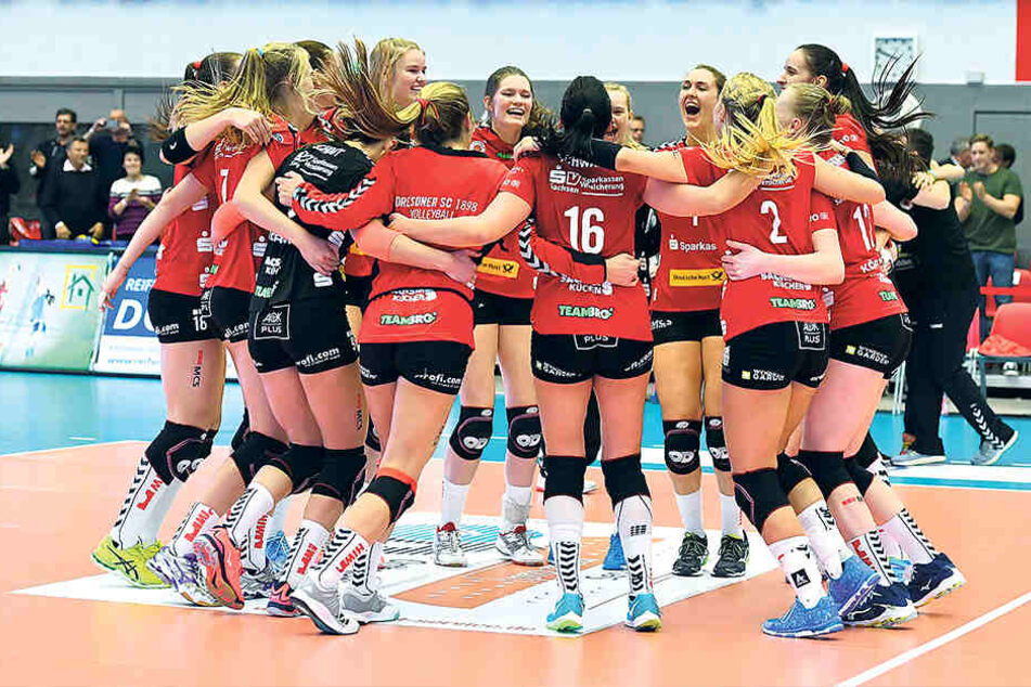 Tanzen die DSC-Volleyballerinnen auch heute
nach dem Spiel gegen Schwerin im Kreis?