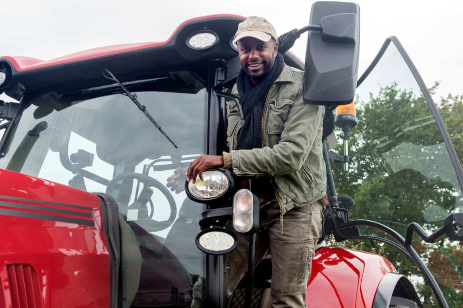 Yared Dibaba spielt in der ARD-Serie "Rote Rosen" einen Bauern.