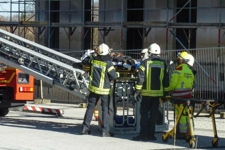 Der Verletzte wird vor der Feuerwehr abtransportiert.