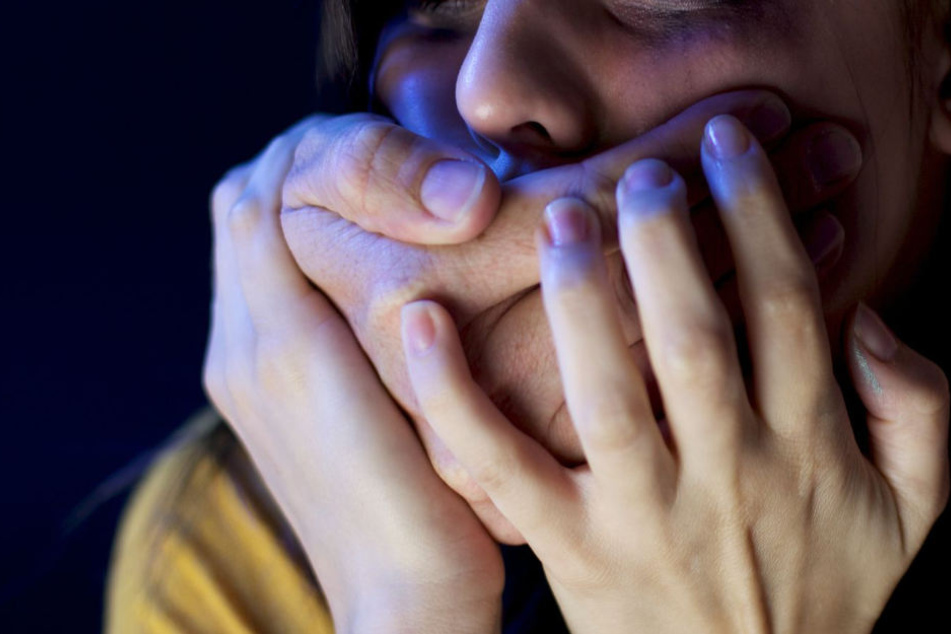 Die Frau sollen die Angeklagten schwer verletzt zurück gelassen haben. (Symbolbild)