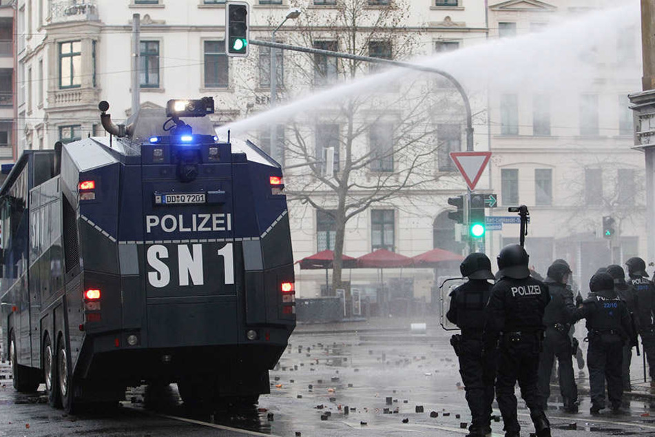 Mit Wasserwerfern musste die Polizei im Dezember 2015 gegen die gewaltbereiten Gegendemonstranten vorgehen.