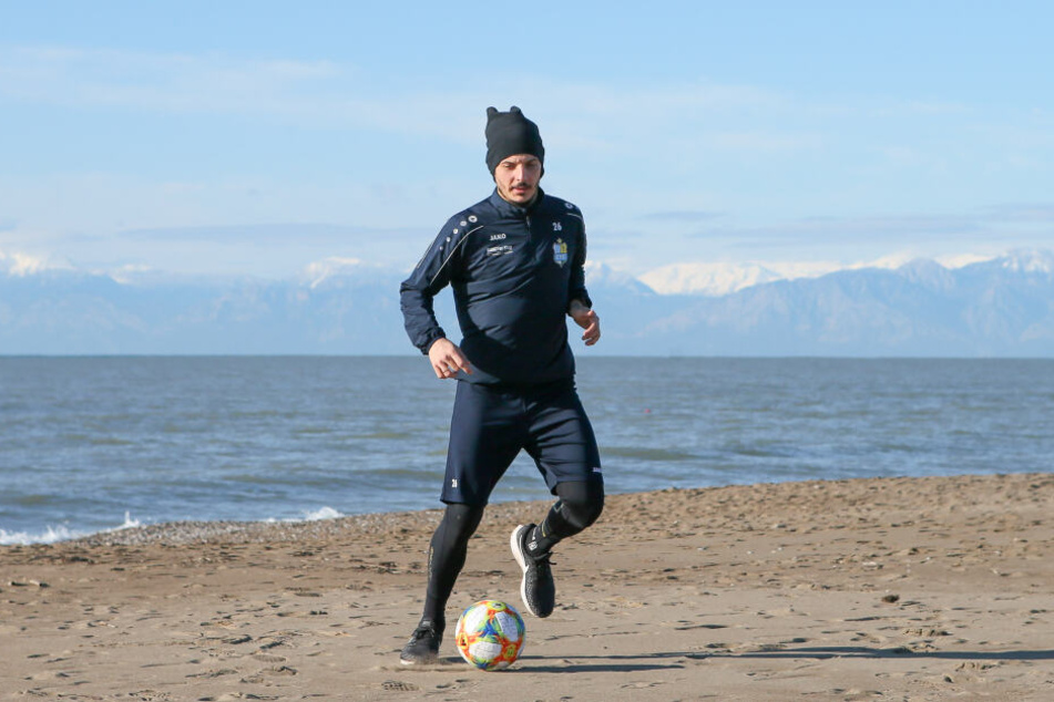 Torjäger Philipp Hosiner mit dem Ball am Fuß am Strand von Belek.