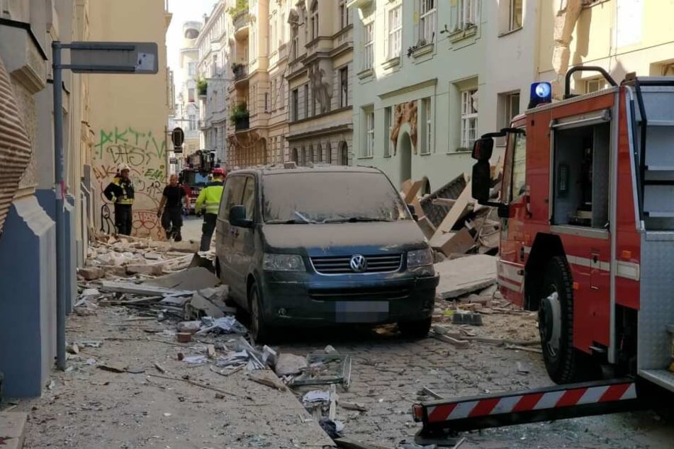 Schutt liegt nach der Explosion auf der Straße.