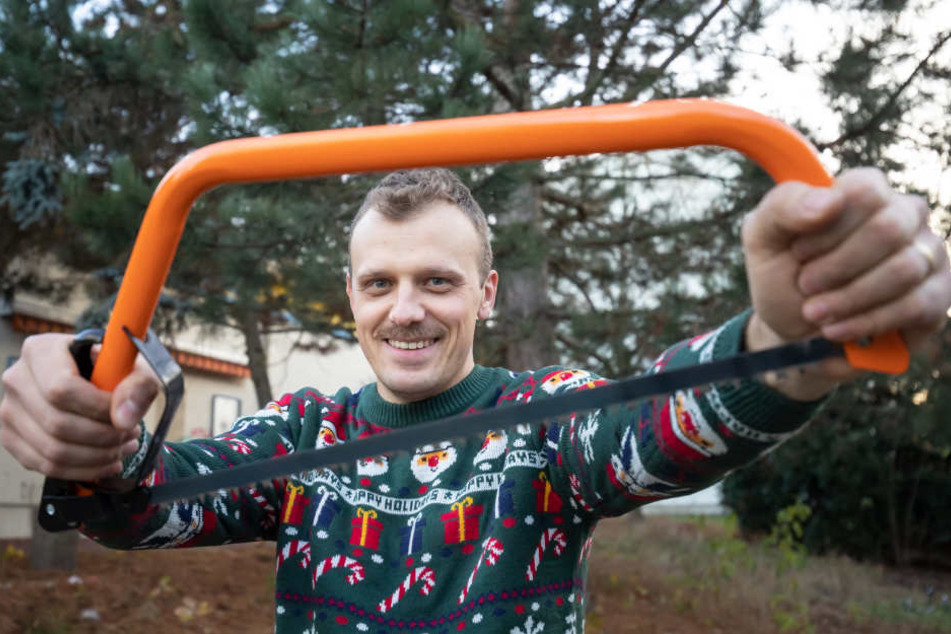 Für Weihnachtsfan Paul Mehlhorn (32) ist das Weihnachtsbaumschlagen im Wald Vater-Sohn-Tradition.
