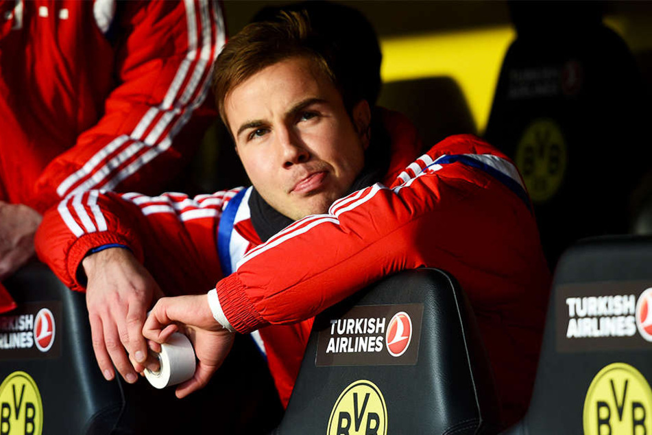 In den letzten Jahren ein gewohntes Bild: Mario Götze sitzt auf der Bank. Ob beim FC Bayern München oder bei Borussia Dortmund, für einen Spieler seiner Klasse finden die Trainer viel zu oft keinen Platz. Woran liegt es?