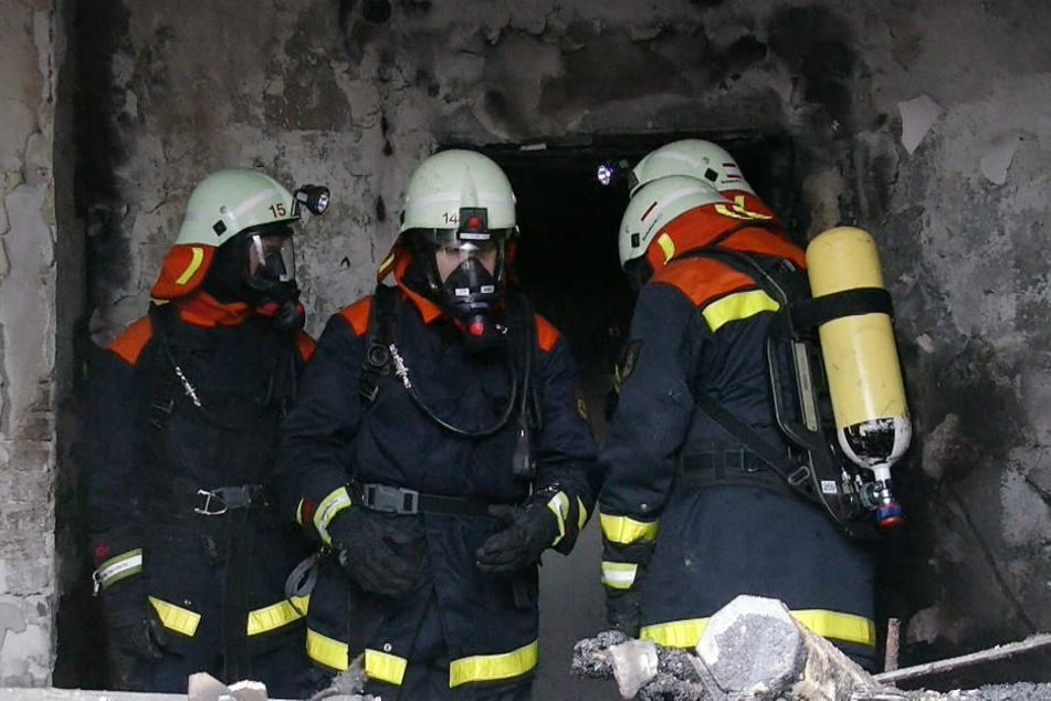 Die Feuerwehr rückte nach 23 Uhr im Wohnhaus ein und konnte den Brand bis ca. 4 Uhr unter Kontrolle bringen. (Symbolbild)