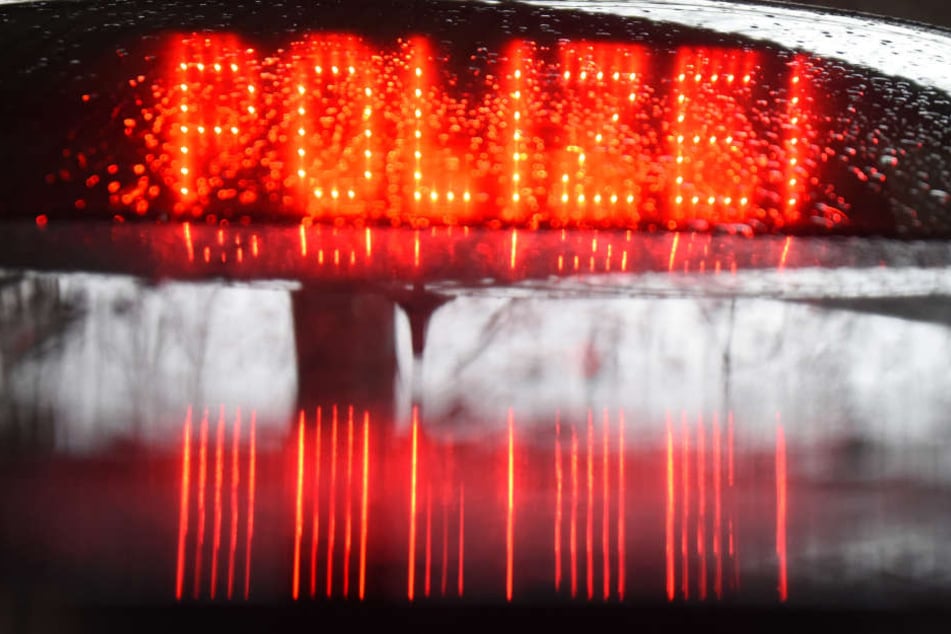 "Polizei" steht in roter Leuchtschrift hinter der Heckscheibe eines Videomessfahrzeuges der Polizei Freiburg. (Archivbild)