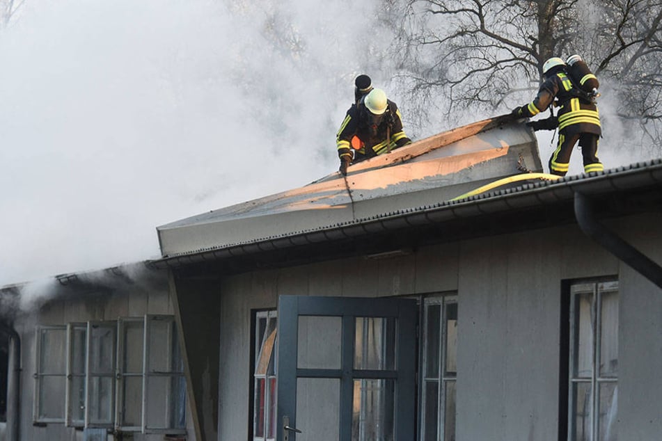 Mit vereinten Kräften löschten die Feuerwehrmänner den Brand in der Flüchtlingsunterkunft.
