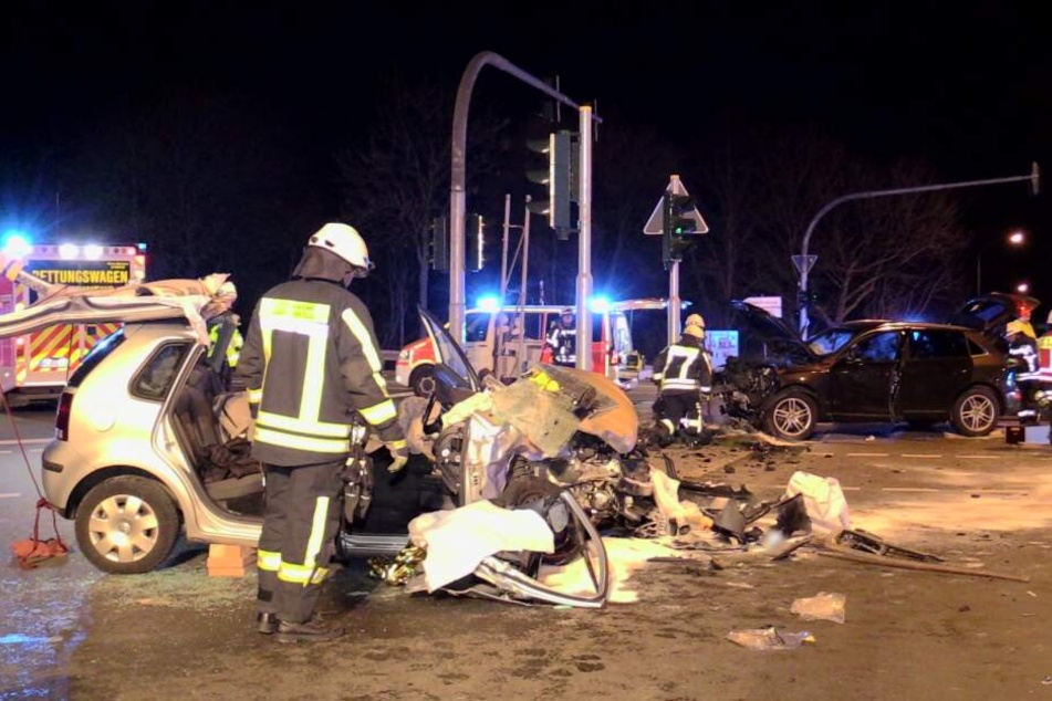 Ein VW Polo und ein zweites Auto waren frontal ineinander gekracht.