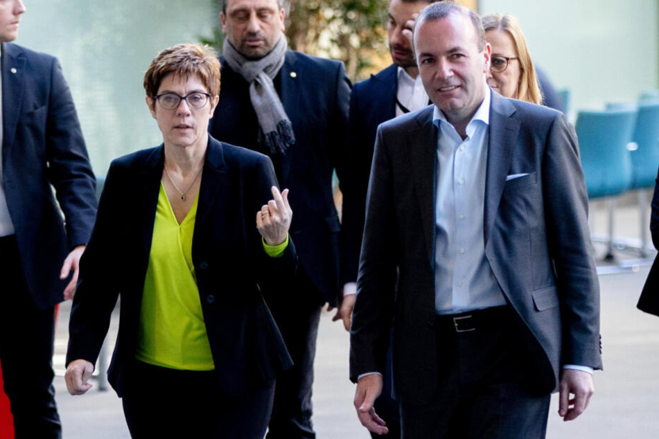 Annegret Kramp-Karrenbauer (l.) und Manfred Weber (r.) wurden abgebildet.