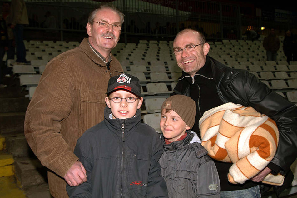 Drei Generationen Hauptmann: Reinhard (l.), Ralf und die Brüder Lukas und
Niklas im Jahr 2005 bei einem Dynamo-Spiel.
