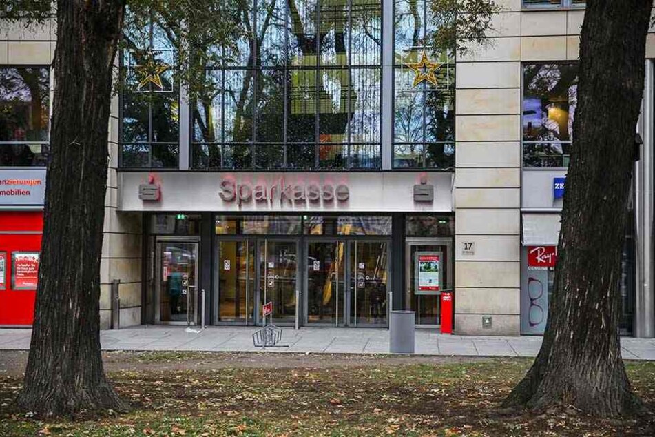 In dieser Sparkassen-Filiale am Altmarkt sollte Opfer Horst R. (79) stolze 18.000 Euro für die Betrüger abheben.