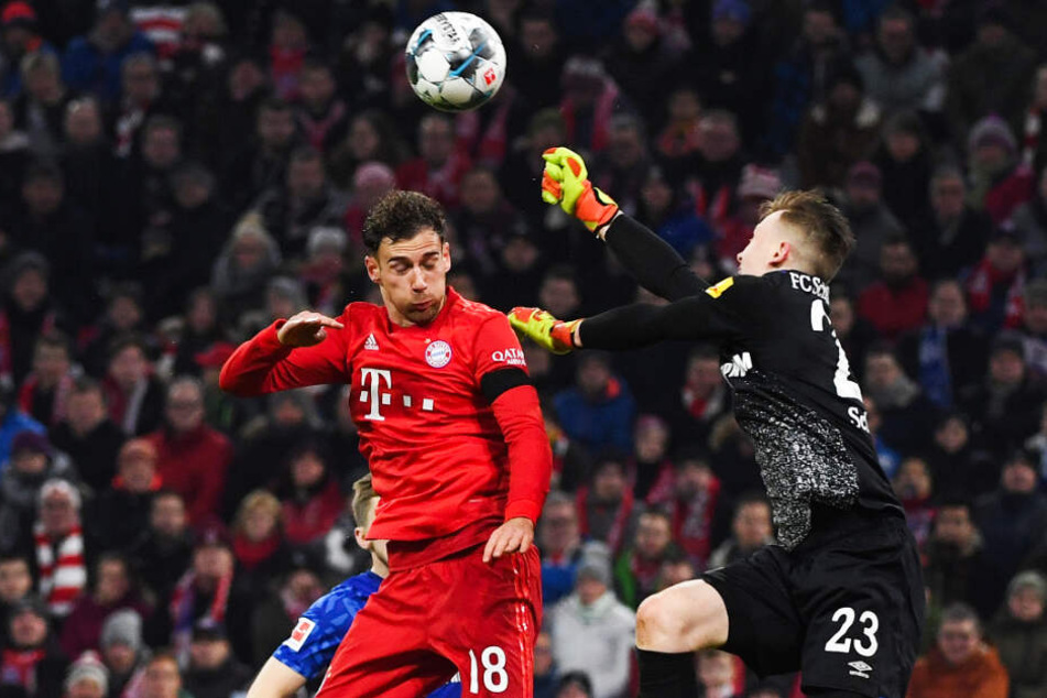 Markus Schubert (r.), hier im Duell mit Leon Goretzka, zeigte wie vergangene Woche Probleme beim Einschätzen von hohen Flanken. Gegen Gladbach wurde sein Fehler nicht bestraft, in München schon.