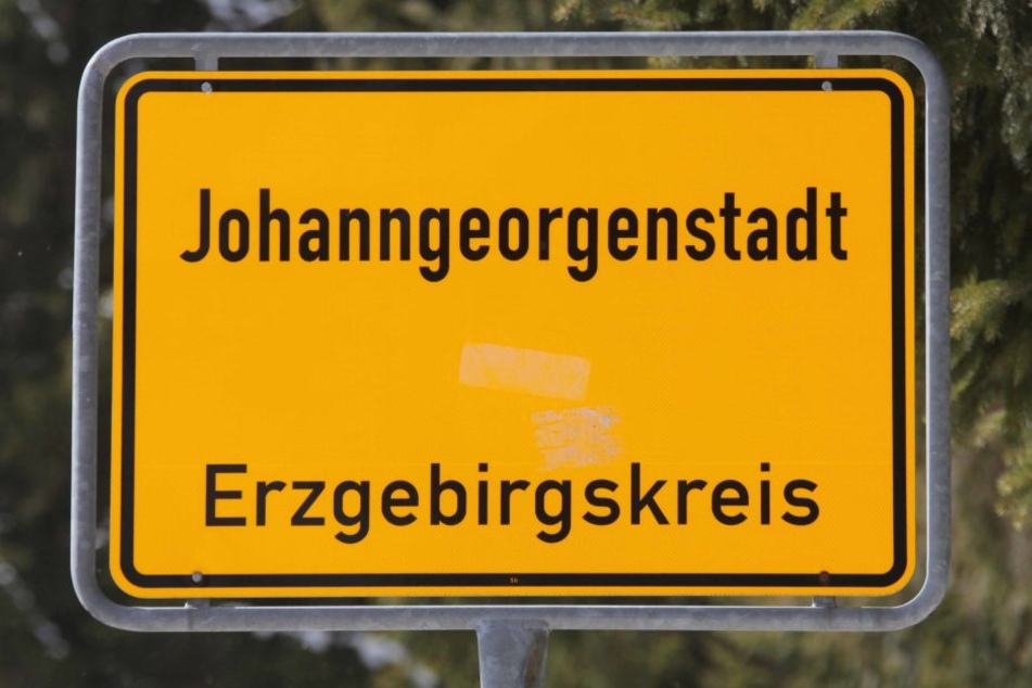 Polizisten hatten am Sonntagabend in Johanngeorgenstadt einen aufgespießten Schweinekopf entdeckt.