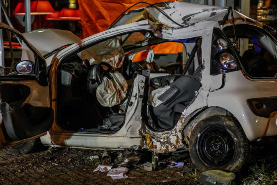 Nach dem heftigen Unfall war der getroffene Kleinwagen massiv beschädigt.
