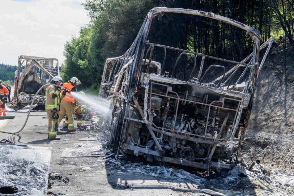 Mehrere Zeugen hätten bestätigt, dass der Fahrer selbst auch noch zahlreichen Fahrgästen das Leben rettete.