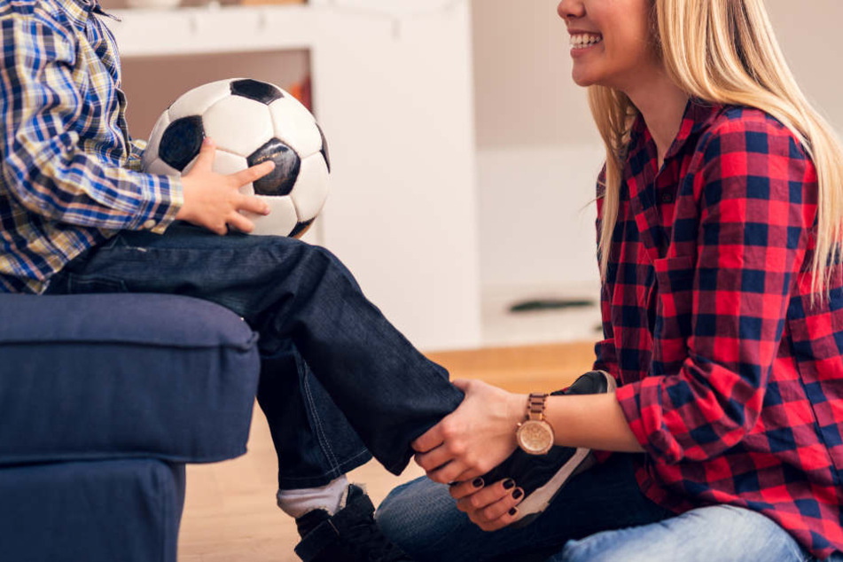 Manche Frauen nutzen etwas zu intensive Berührungen beim Anziehen ihrer Kinder. (Symbolbild)