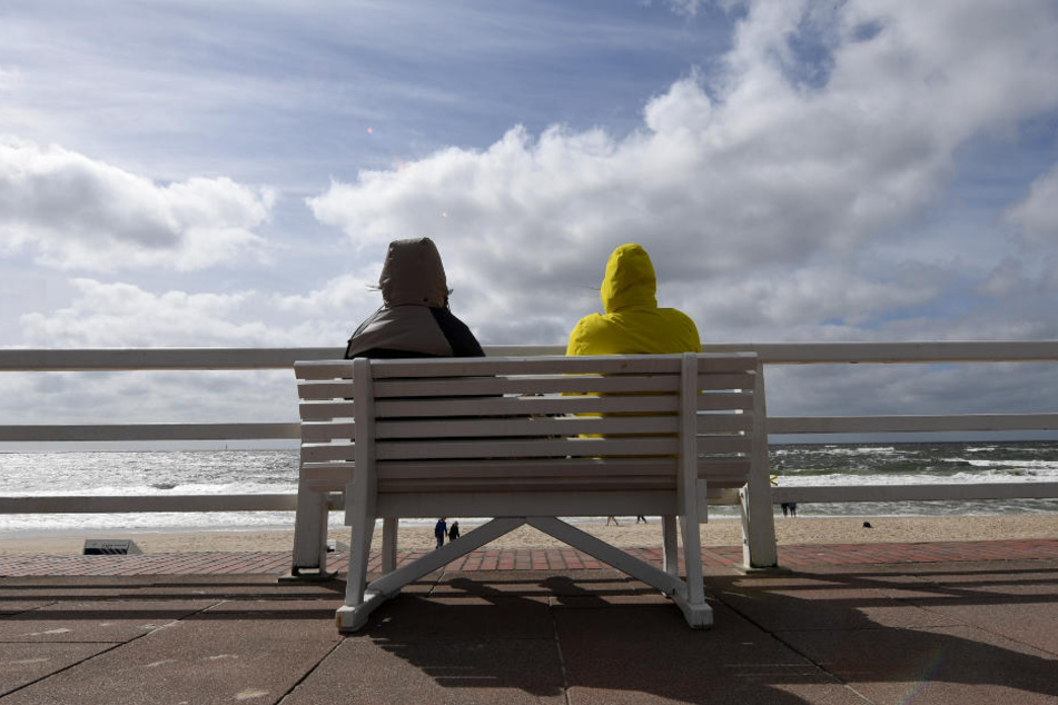 Urlauber genießen den frischen Nordseewind auf Sylt.